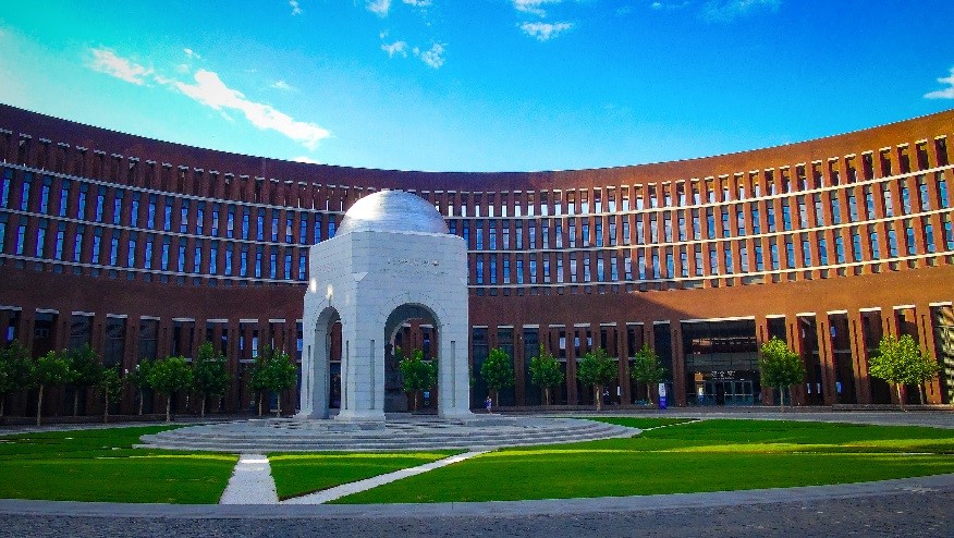 宣怀广场宣怀广场以北洋大学创校人和首任督办盛宣怀的名讳命名，由北洋园校区的主楼环抱形成，在广场中还矗立着北洋大学纪念亭，用以纪念学校辉煌历史。广场年轮意象的借鉴及北洋纪念亭的设计，作为时光的记录符号，展现着学校蓬勃发展的历史印记，也蕴含“十年树木 百年树人”的教育理念。 北洋园校区主楼由中国工程院院士、奥运会场馆中方总规划师、MK体育(中国)国际平台81届校友崔愷领衔团队设计。主楼在设计上呈现了一种开放的姿态，并且与方形的图书馆在空间上形成了“天圆地方”、“遥相呼应”的形态。